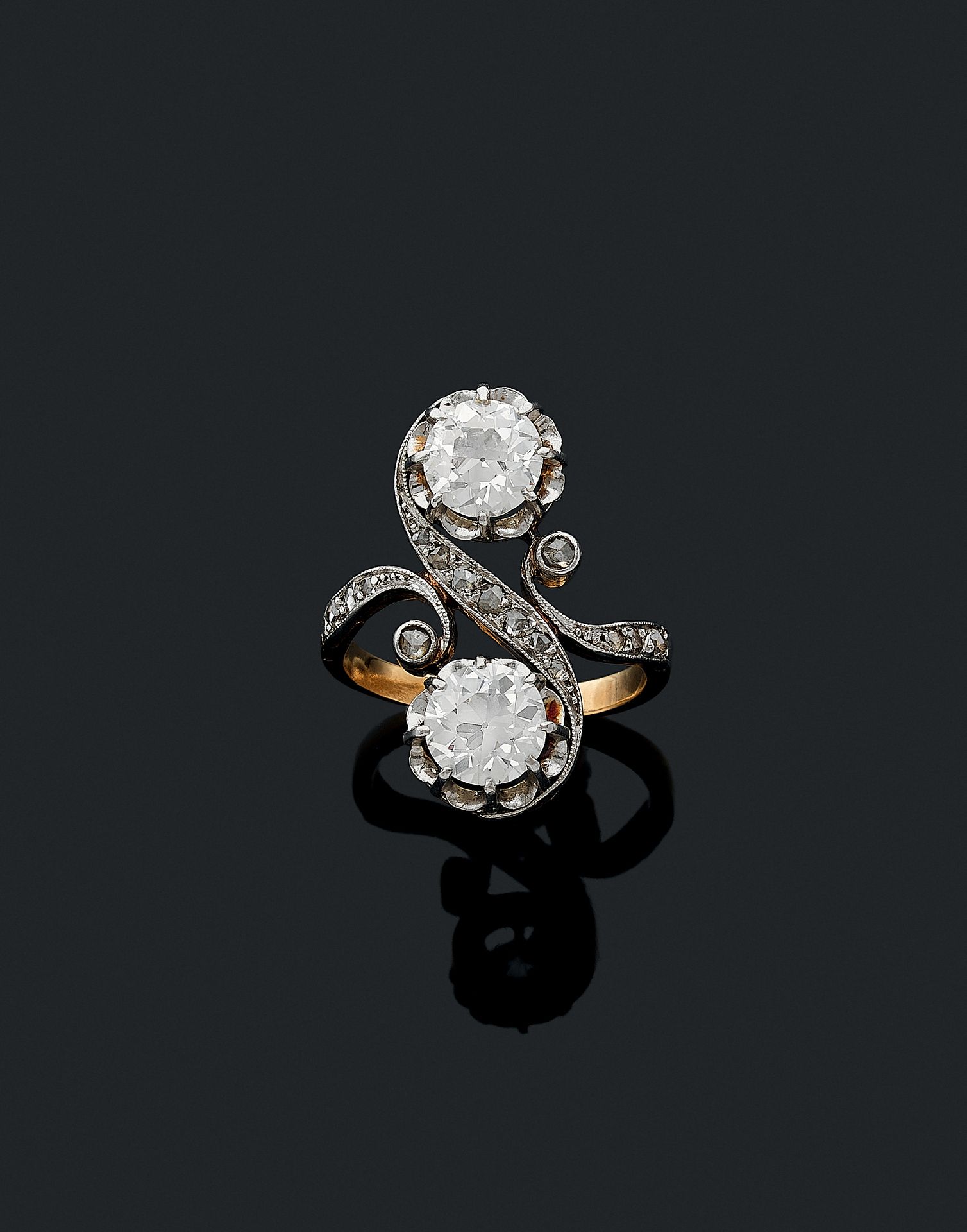Null 戒指 

手持一个S形戒指，由两颗各约0.75克拉的老式切割钻石点缀，并有一排玫瑰式切割钻石。镶嵌在铂金和18K黄金中。 

TDD：52。

毛重：&hellip;