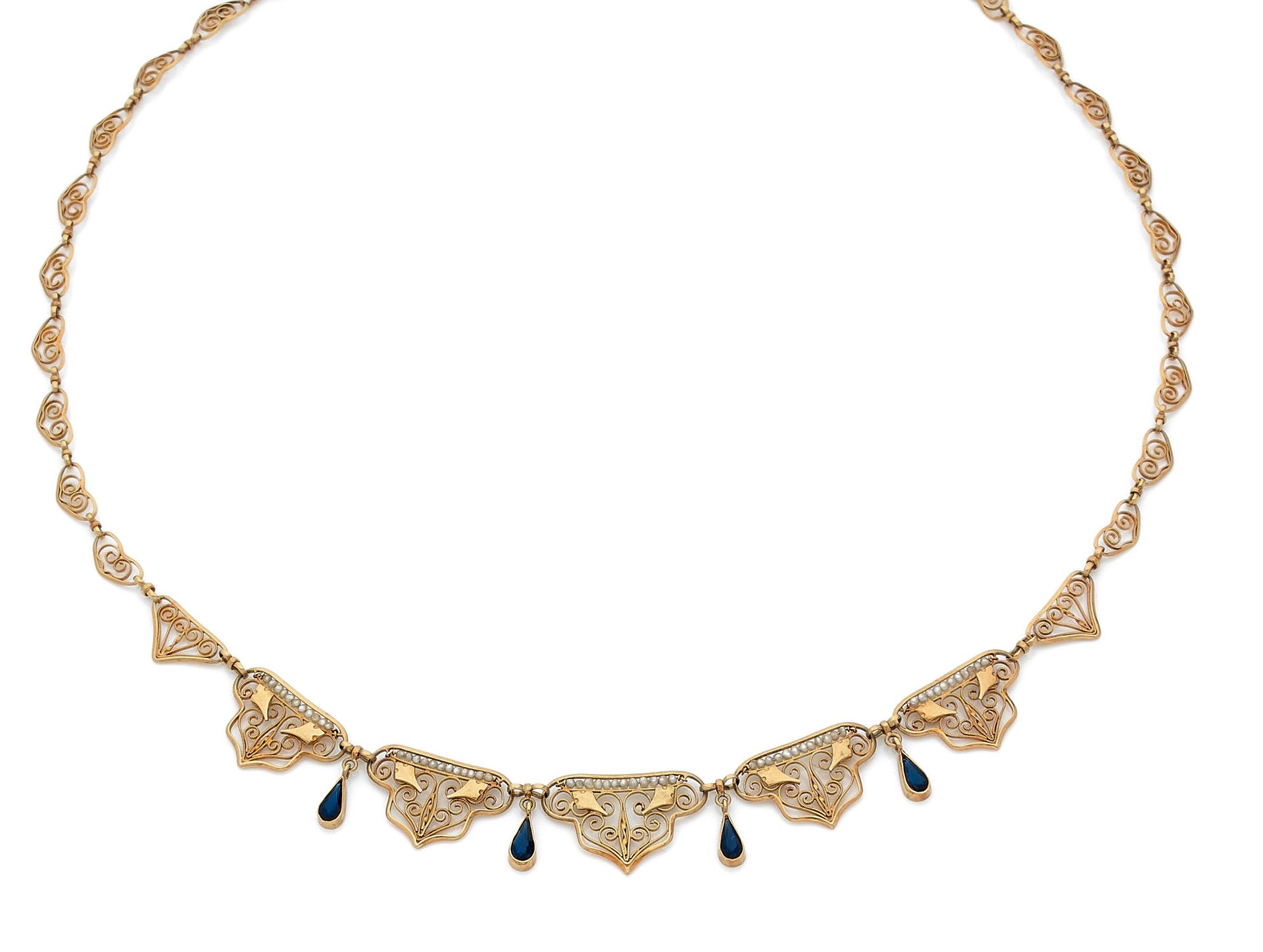 Null 19世纪

帷幔项链

握着丝状链接，握着一排白色珍珠（未测试），与蓝色宝石交替。镶嵌在18K黄金中。法国的工作。

长度：42.5厘米。

毛重：1&hellip;