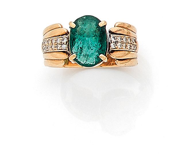 Null RING 

mit einem ovalen Smaragd von etwa 2 Karat, der von zwei Reihen Diama&hellip;