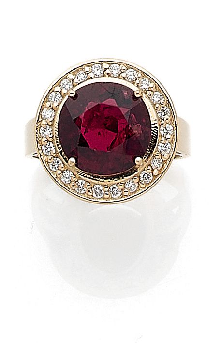 Null RING 

Holding a 5.14 carat spinel in a brilliant-cut diamond setting. Set &hellip;