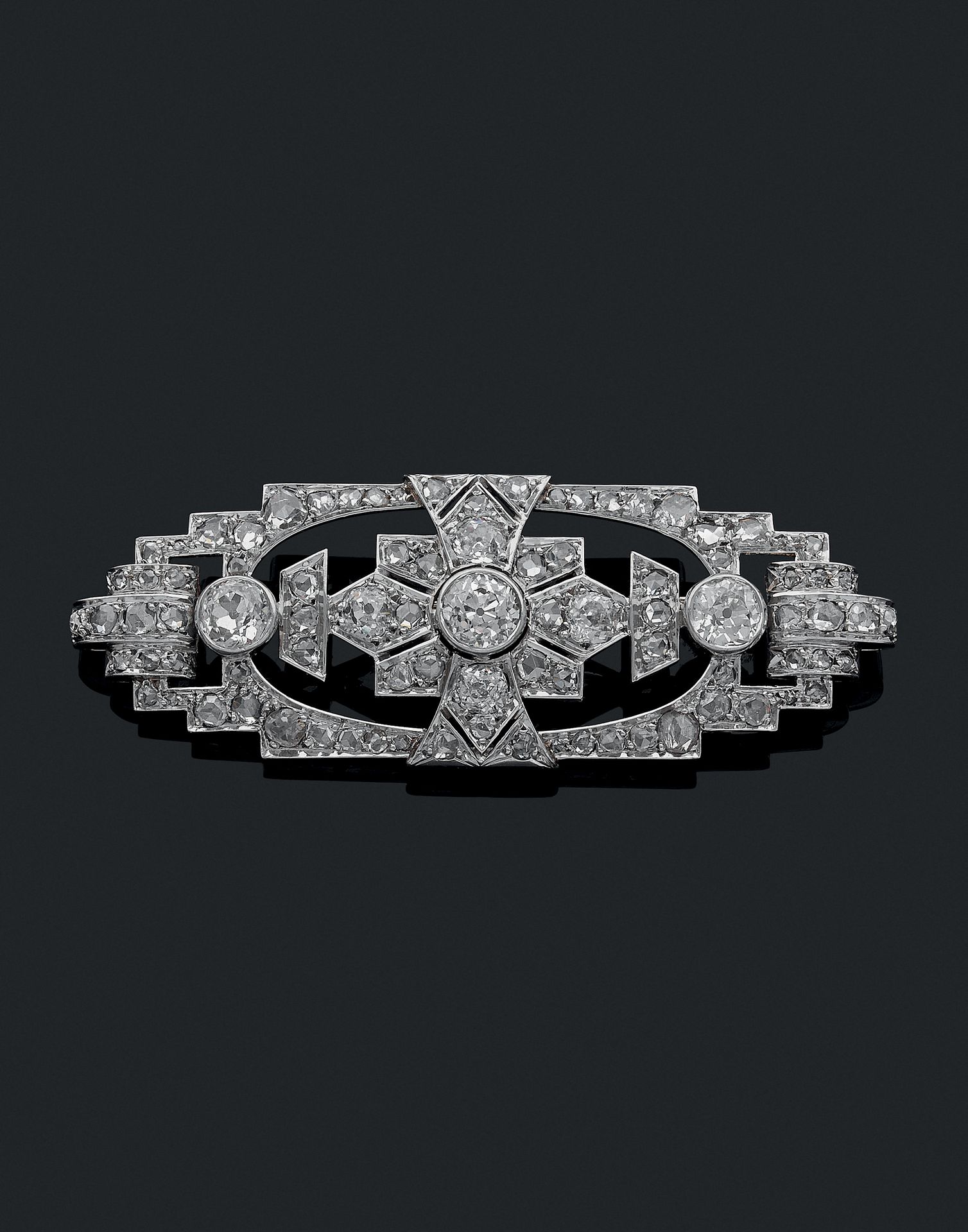 Null 艺术装饰

BROCHE

拥有一个几何设计，并以老式切割和玫瑰切割钻石作为点缀。镶嵌在铂金和18K白金中。法国的工作。 

尺寸：5.5 x 2厘米&hellip;