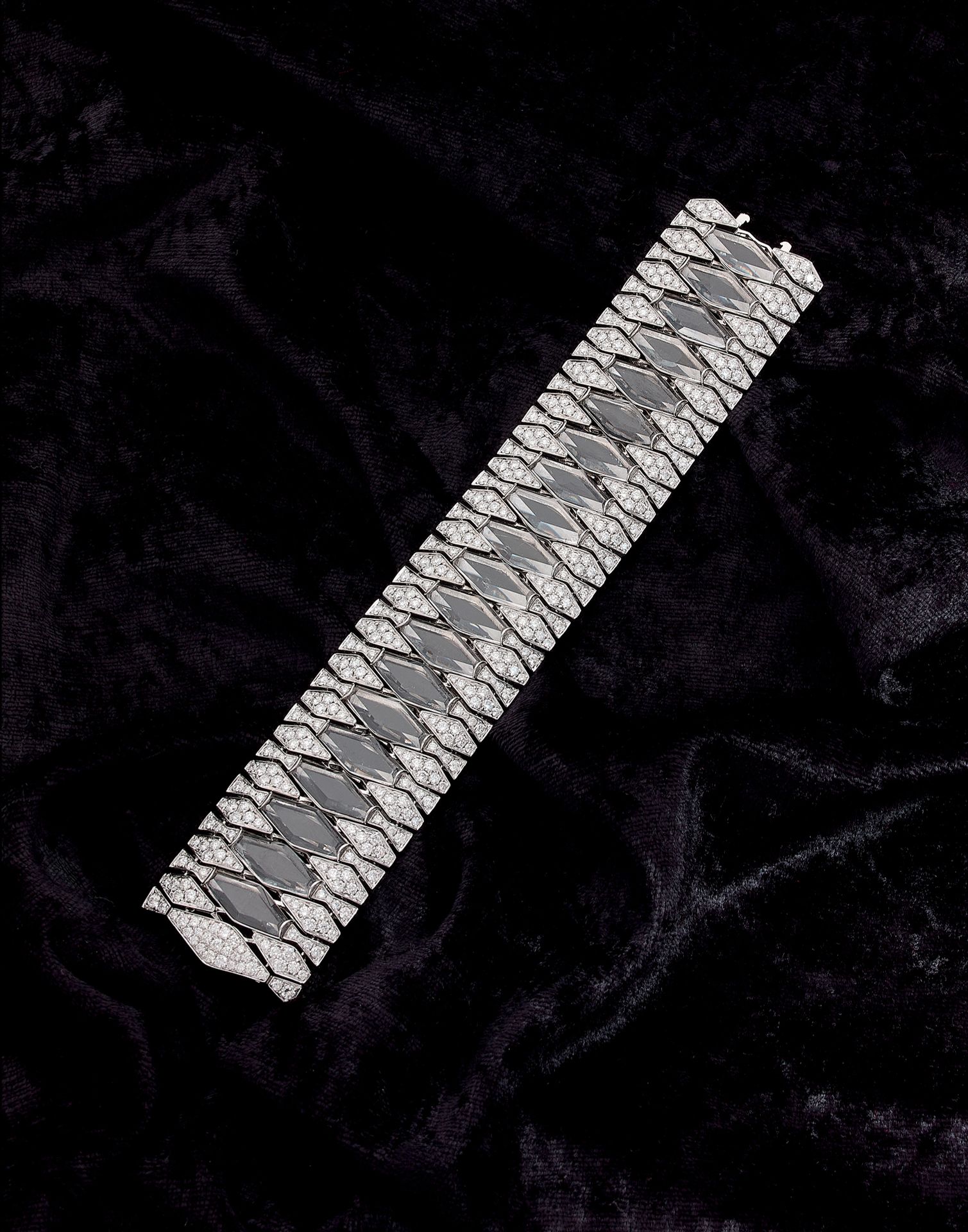Null 重要的手镯 

持有一个几何设计，在明亮式切割钻石的镶嵌下有一排岩石水晶。镶嵌在18K白金中。

长度：17.50厘米。 

宽度：3.20厘米。

&hellip;
