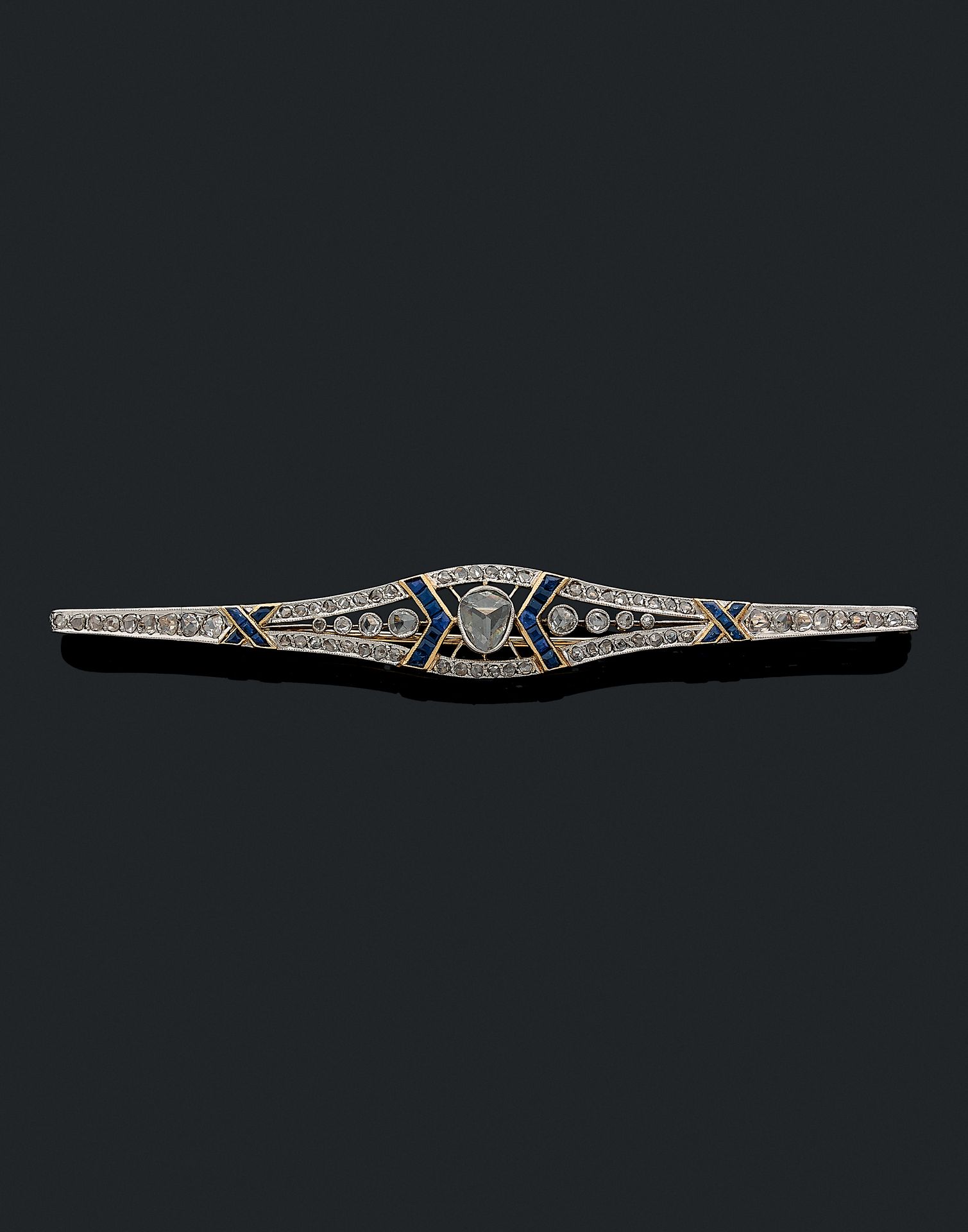 Null BROCHE 

在铺满蓝色宝石和玫瑰式切割钻石的几何设计中持有一颗玫瑰式切割钻石。镶嵌在18K黄色和铂金中。 

长度：8.8厘米。 

毛重：8.&hellip;