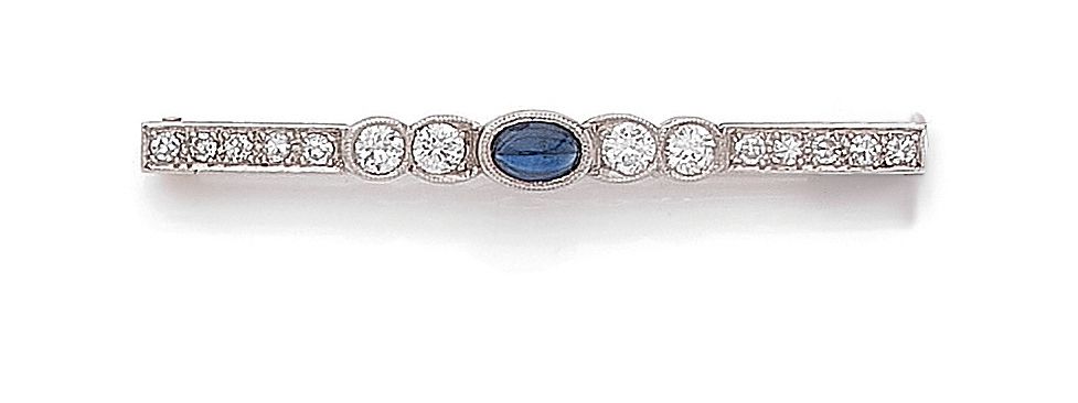 Null 1910年

小册子

手持一颗凸圆形蓝宝石，镶嵌着8/8和老式切割钻石。镶嵌在18K白金中。 

毛重：5.30克。 



一枚蓝宝石、钻石和白金&hellip;