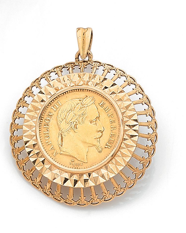 Null 挂件 

手持1863年代表拿破仑三世侧面的钱币。18K黄金的几何装饰。法国的工作。

直径：3.80厘米。 

毛重：12.72克。 



一个黄&hellip;