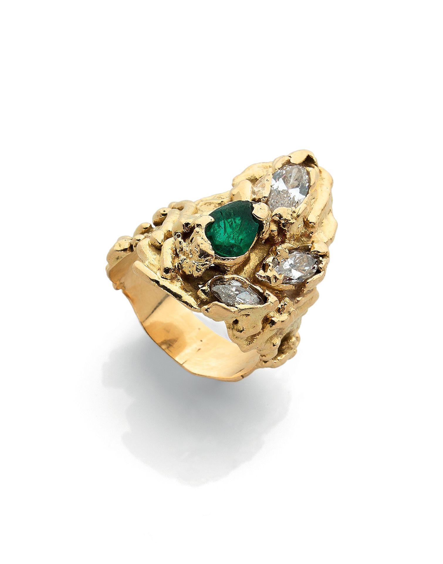 Null ROLAND SCHAD

RING 

decorated with a pear-shaped emerald and three navette&hellip;