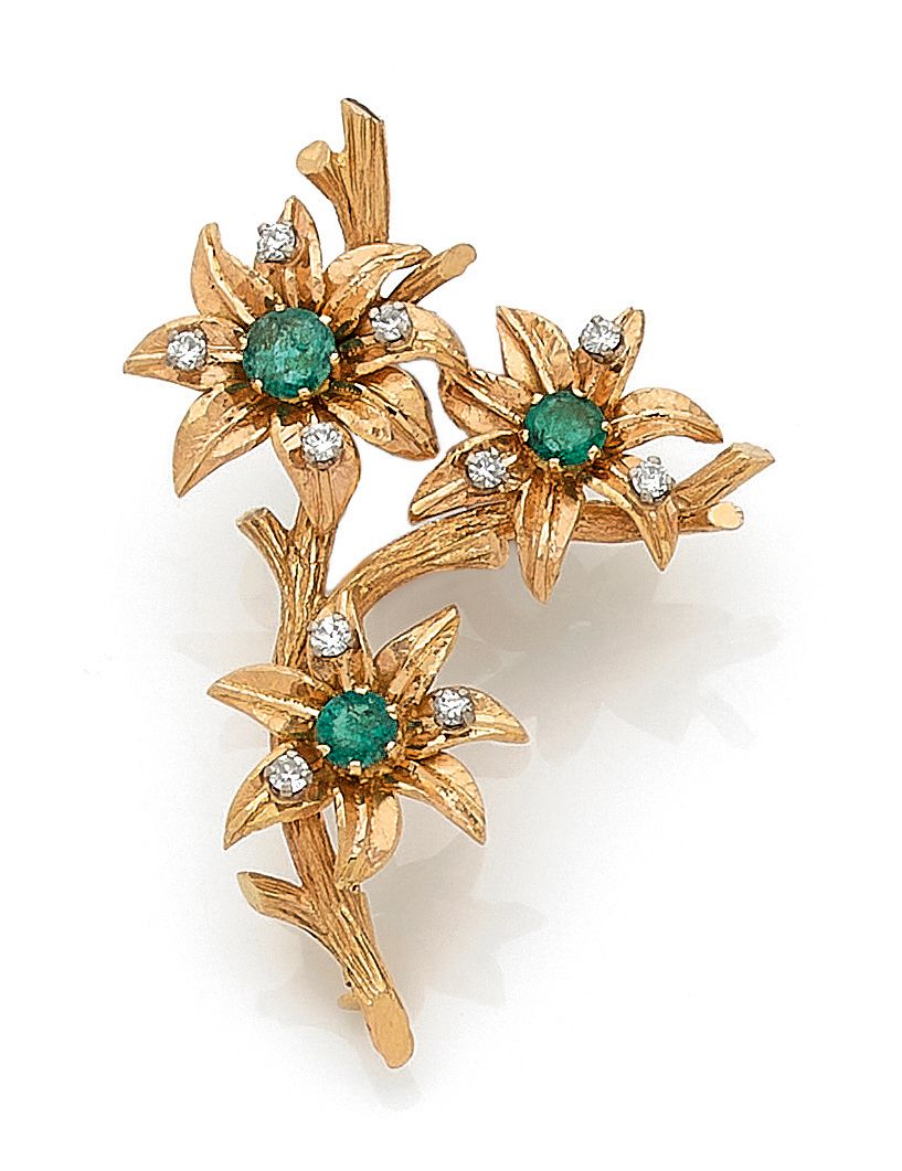 Null BROCHE 

拿着三朵花的设计，中间镶嵌着一颗绿宝石和明亮式切割钻石。安装在18K质地的黄金上。 

尺寸：5.3 x 4厘米。 

毛重：16.&hellip;