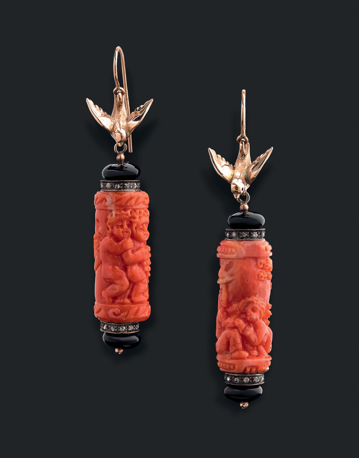 Null 艺术装饰

耳环一对 

手持雕刻有8/8钻石和黑玛瑙的珊瑚圆柱。它们被一只14K黄金的小鸟托着。用于穿耳的系统。 

长度：6.1厘米。

毛重：2&hellip;