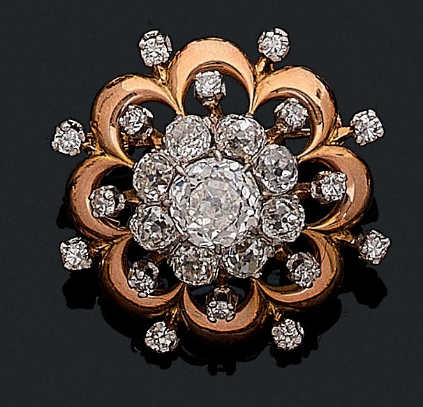 Null BROCHE 

presenting a flower holding in its center an old cut diamond of 1.&hellip;