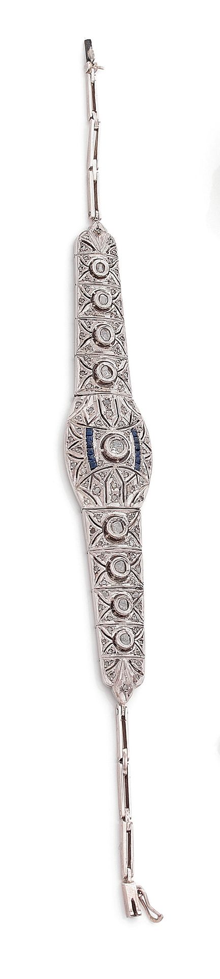 Null 艺术装饰

手镯 

持有一个几何设计，其中点缀着玫瑰切割钻石和蓝色宝石。银色设置。安全扣。在一个古董箱中。

长度：18厘米。

毛重：14.24克&hellip;