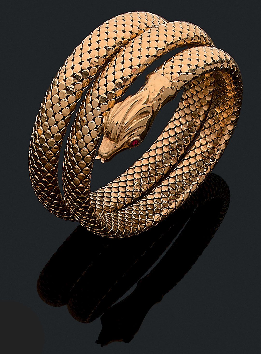 Null 手镯 

拿着一条用红色石头做眼睛的盘蛇。镶嵌在18K黄金中。 

腕部尺寸：17.50厘米。

毛重：79.70克。 



红宝石和黄金手镯。