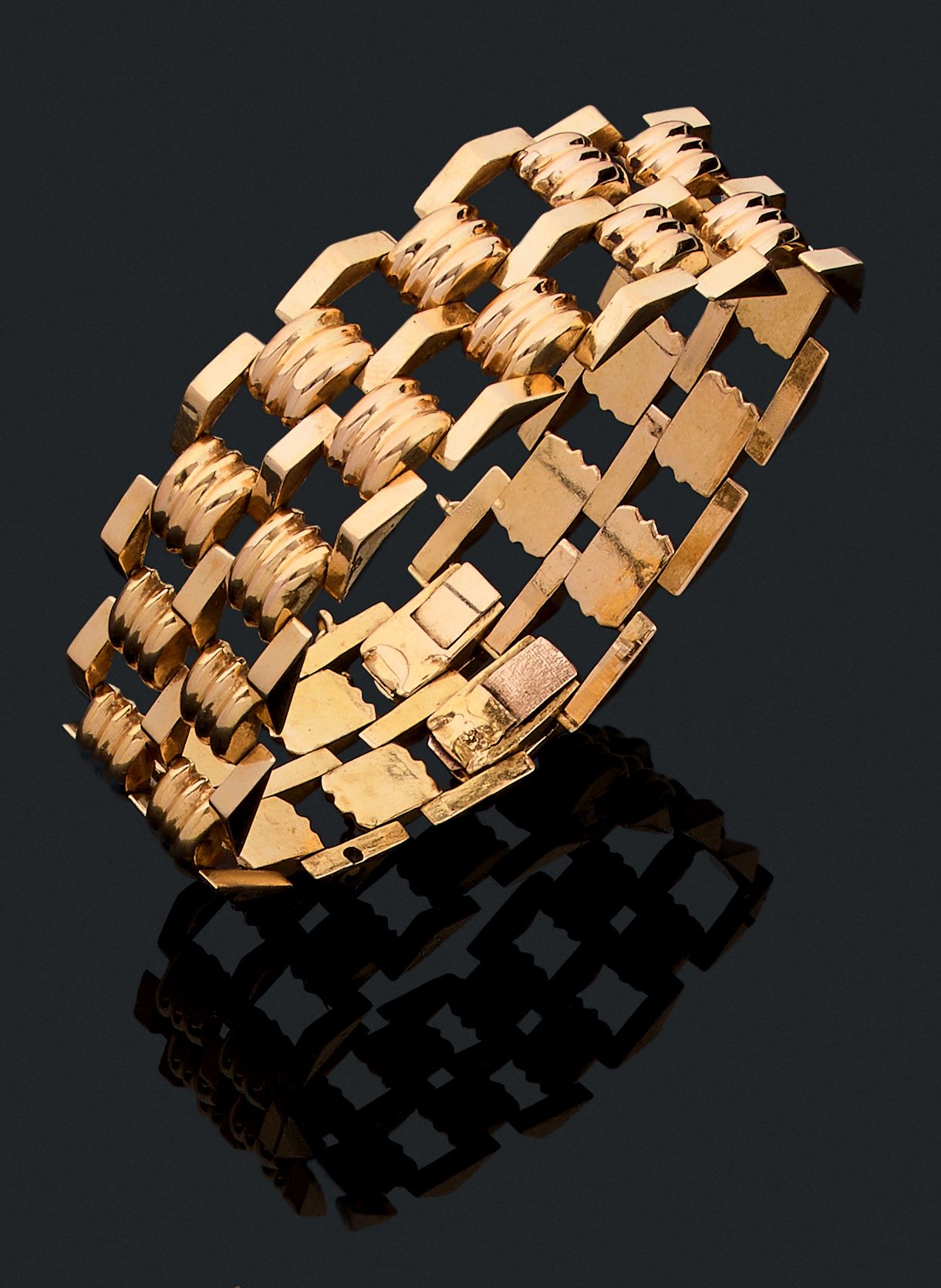 Null 手镯 

组成的几何设计，一些链接是钆的。镶嵌在18K黄金中。安全扣。 

手腕尺寸：20厘米。 

毛重：43.76克。 



一个黄金手镯。