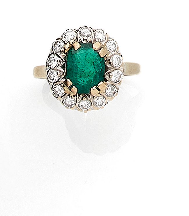 Null DAISY RING

holding in its center an oval emerald of approximately 1.60 car&hellip;