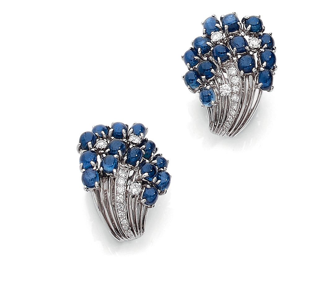 Null 美丽的一对耳环

拿着一个镶嵌着明亮式切割钻石和凸圆形蓝宝石的丝状设计。镶嵌在18K白金中。用于非穿孔耳的系统。法国的工作。 

尺寸：2 x 2.6&hellip;