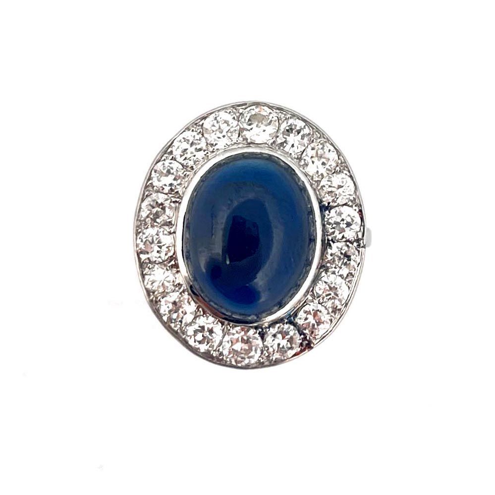 Null 戒指 

持有一颗凸圆形蓝宝石，重约9.80克拉，镶嵌老式切割钻石。镶嵌在铂金中。带有几何装饰的篮子。法国的工作。

TDD : 56. 

毛重：8&hellip;