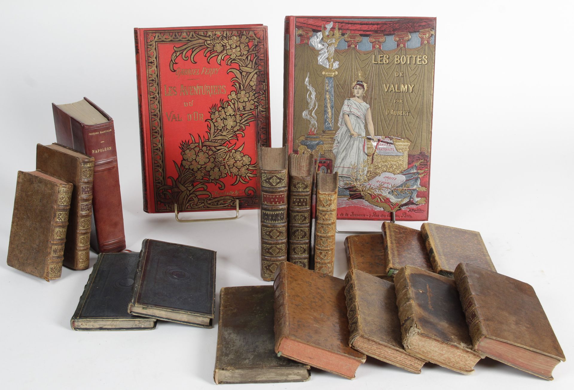 Null 一批重要的18世纪和19世纪的古董书。

-Les bottes de Valmy" by O. Aubert

- Les aventures du&hellip;