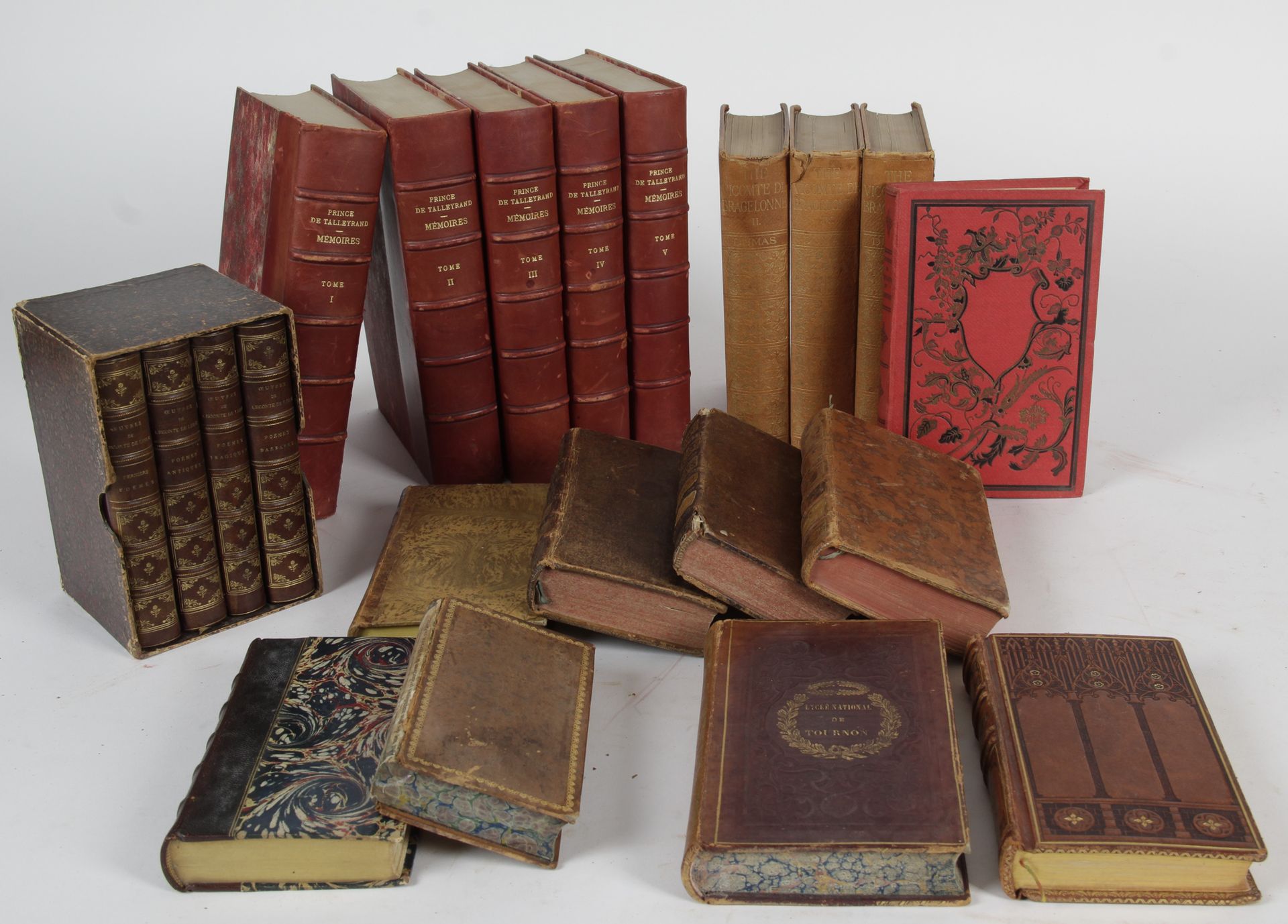 Null 一批重要的18世纪和19世纪的古董装订品。文学、宗教、历史和杂项。 

-塔列朗亲王回忆录》（三卷）。

-杜马 "布拉格隆子爵"。

-卢梭《信札》&hellip;