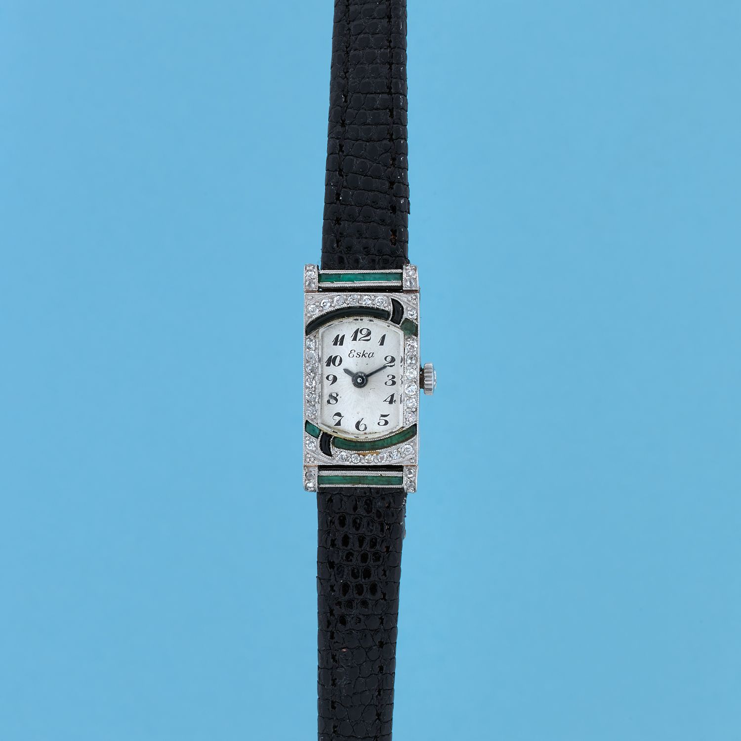 Null ESKA 
Vers: 1940.
Montre de dame en platine. Boîtier rectangle sertie de di&hellip;