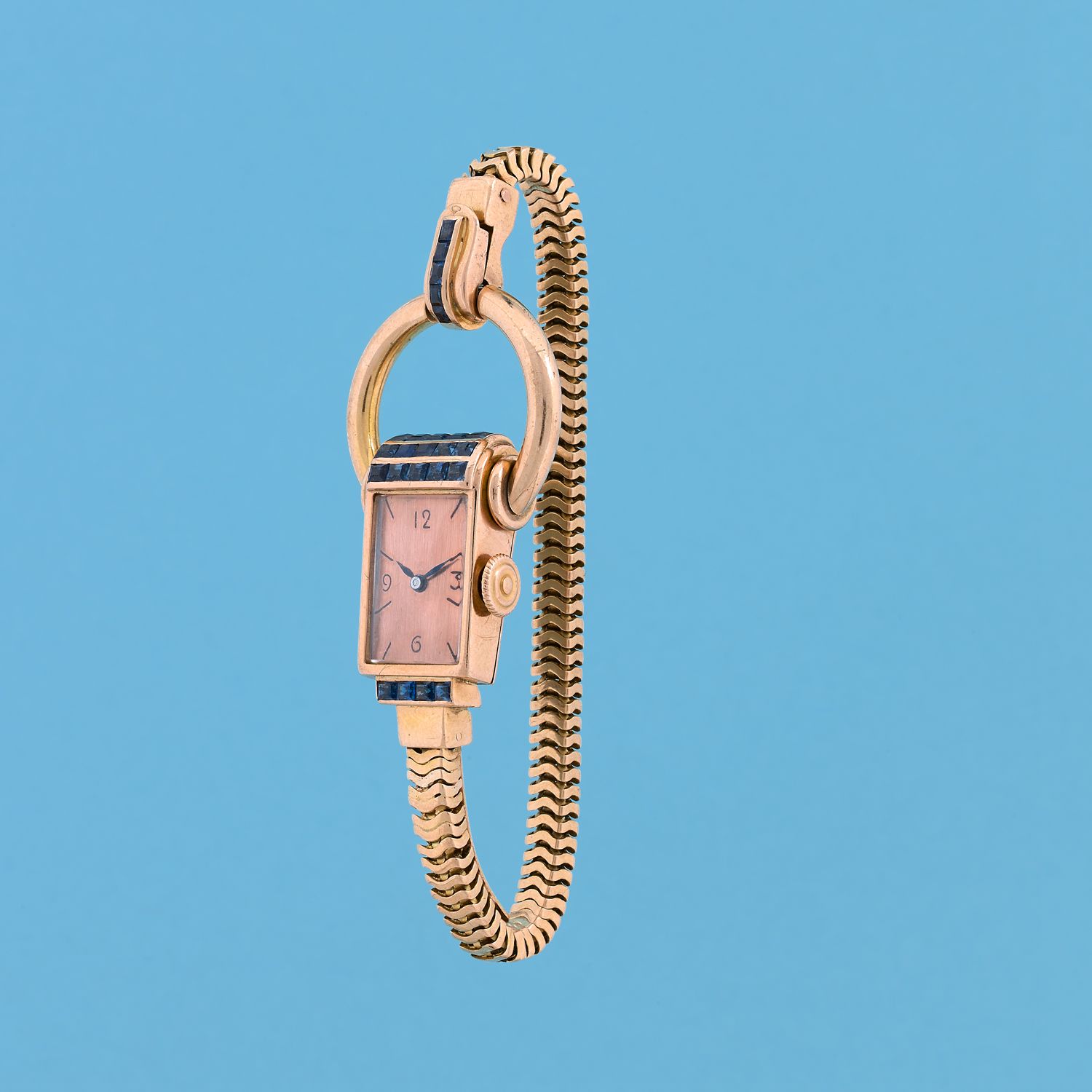 Null 日内瓦大学的HERMES
挂锁。
约1940年。
750/1000玫瑰金女士腕表。长方形的表壳上镶嵌着蓝色的宝石。铜制表盘，涂有阿拉伯数字和刻度，蓝钢&hellip;