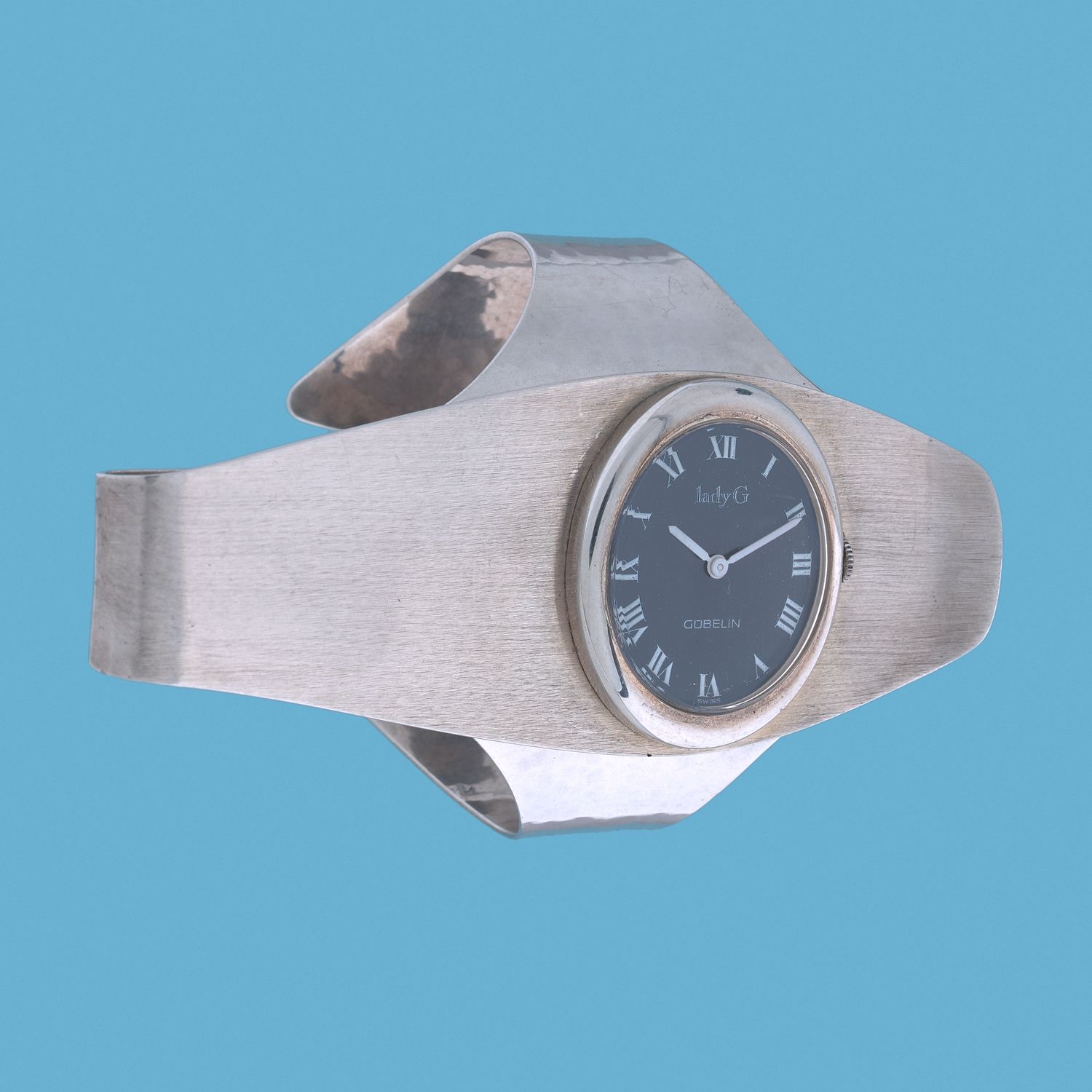 Null GÜBELIN
Lady G.
Circa: 1970.
Reloj de pulsera asimétrico de plata (800).
Ca&hellip;