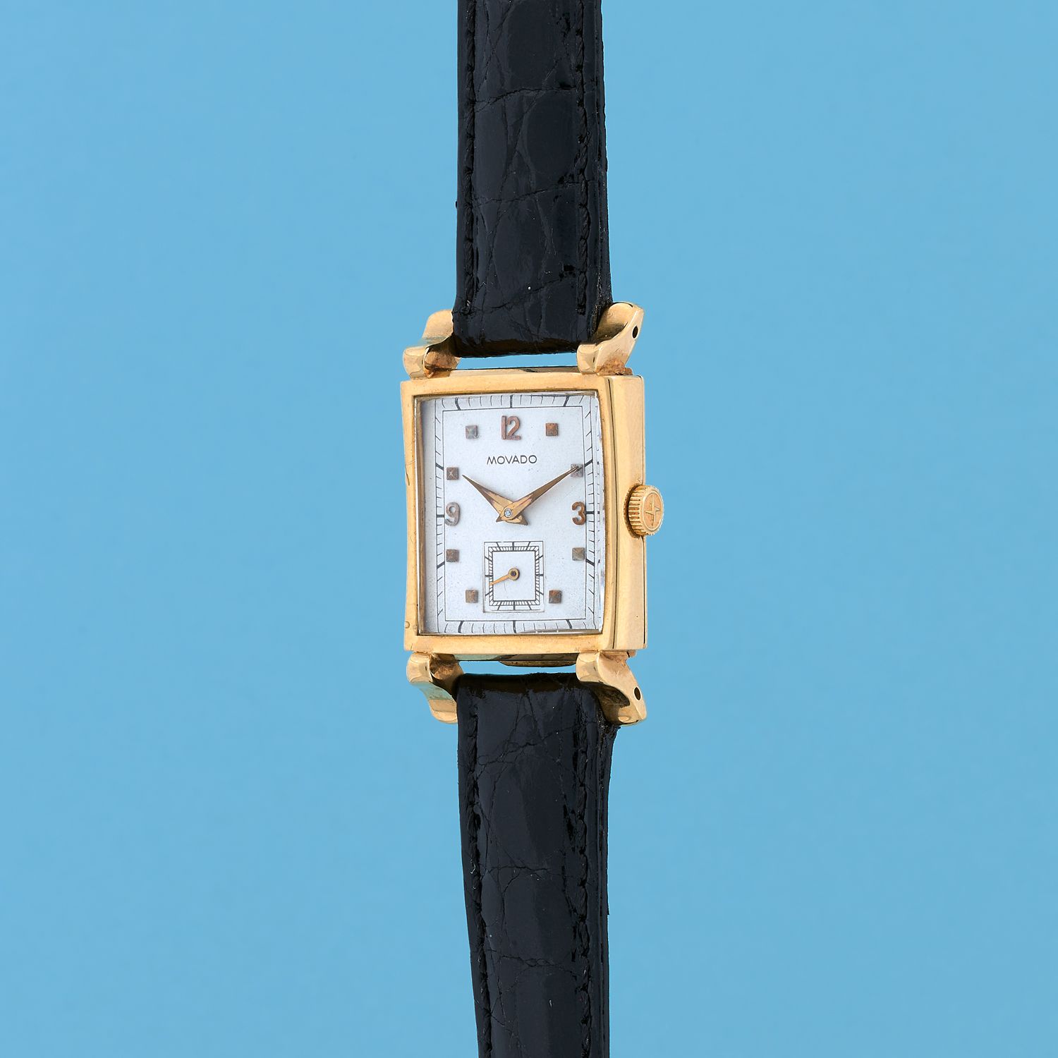Null モモドド 
约：1960年。
黄金750/1000女士腕表。长方形的箱子。银色表盘上有应用阿拉伯数字和油漆轨道标记。6点钟位置的小秒针表盘。镀金的手。&hellip;