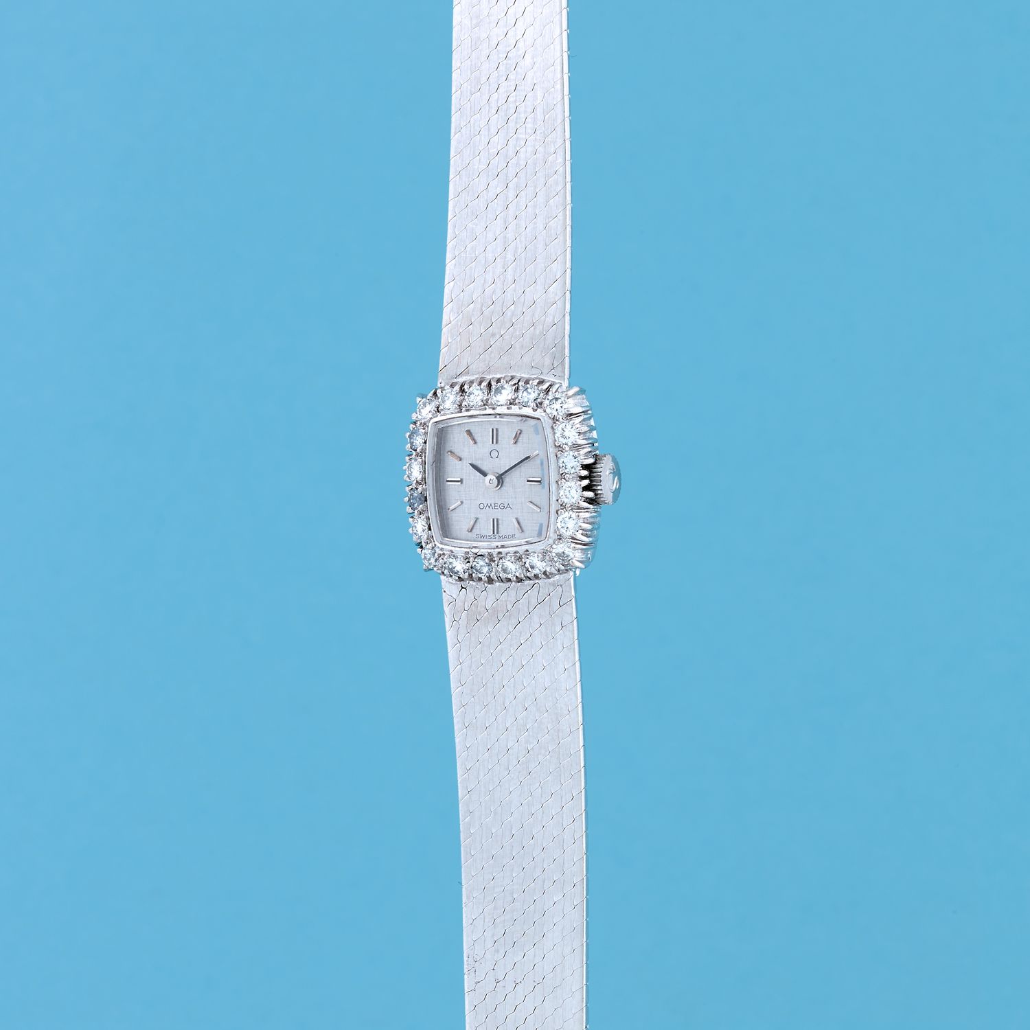 Null OMEGA
Réf: 8127.
Vers: 1970.
Montre bracelet de femme en or blanc 750/1000.&hellip;