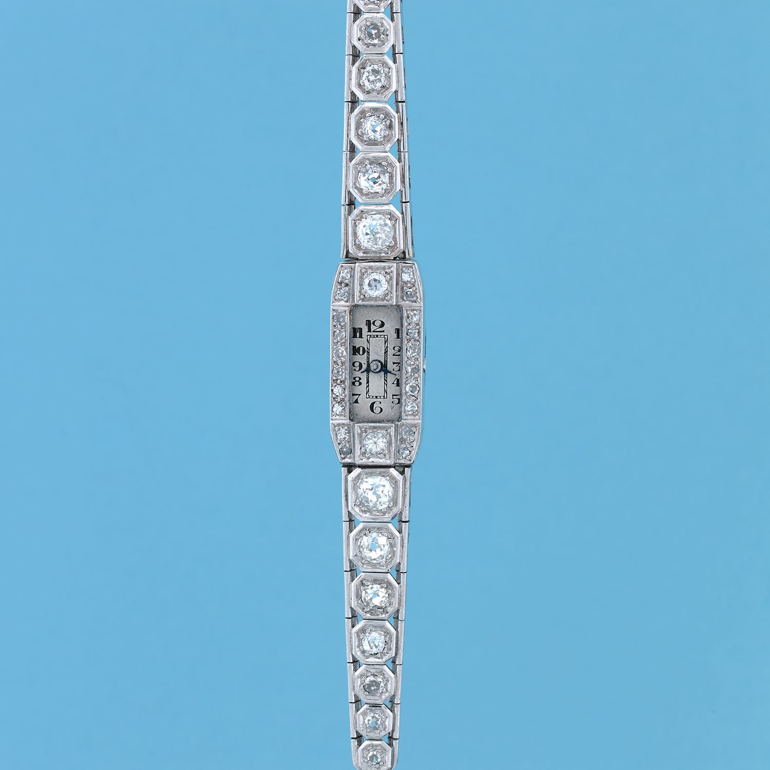 Null 艺术装饰手表
约1930年。
铂金女士腕表。表壳上铺设了老式切割钻石。屏幕破损，没有上弦机制。白色表盘上有彩绘数字。机械机芯，手动上链。

直径：10&hellip;