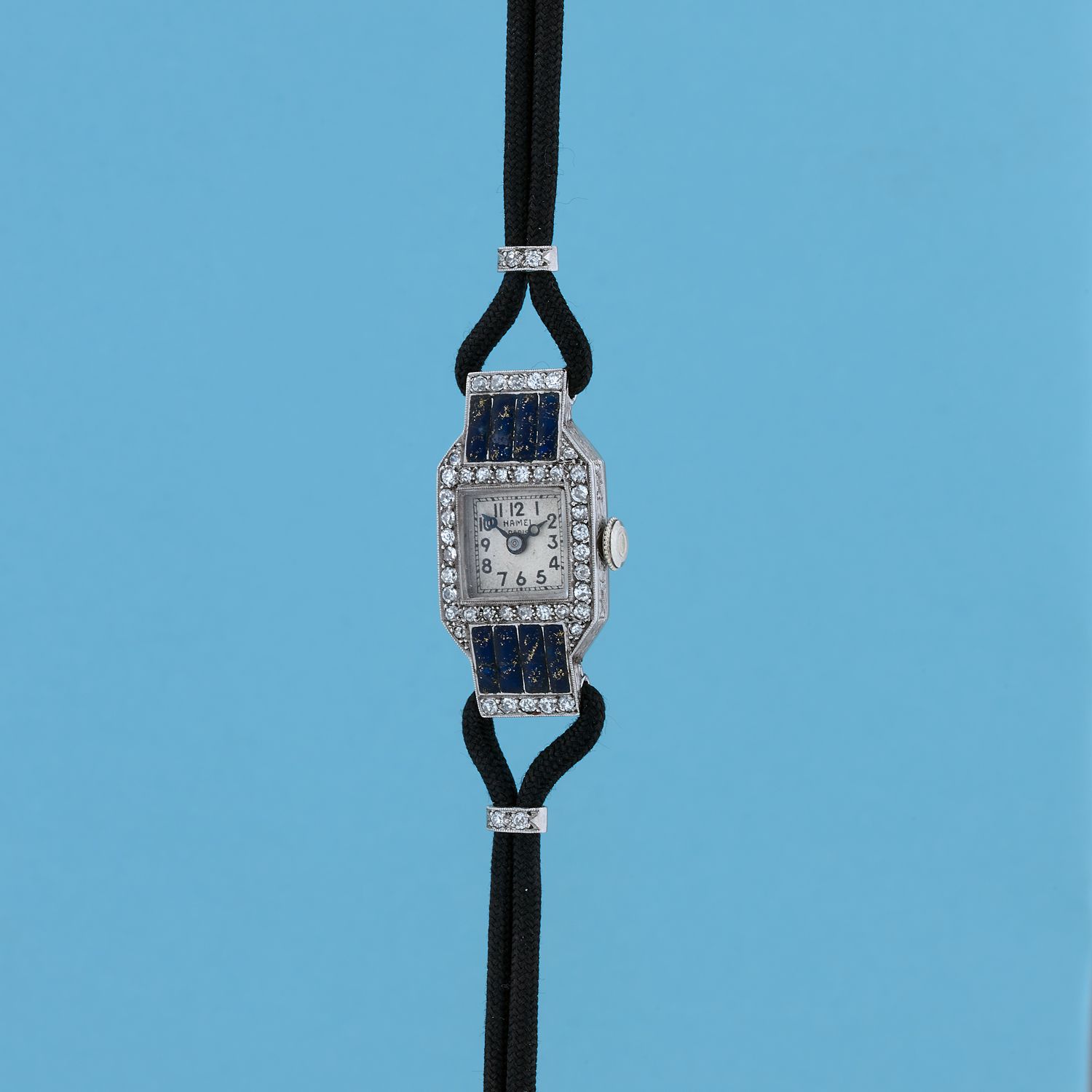 Null 哈默尔 
约：1940年。
750/1000白金女士腕表，镶嵌钻石。表盘上有阿拉伯数字和铁路标记。机械机芯，手动上链。750/1000金表带和表扣。
&hellip;
