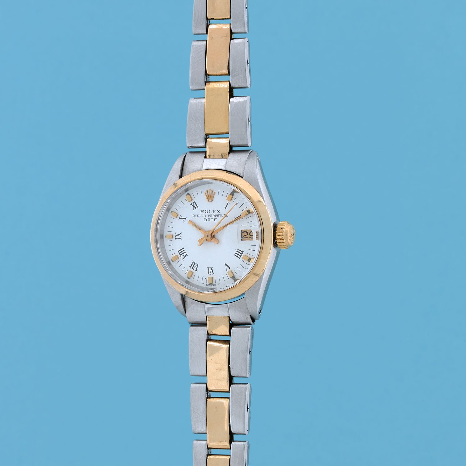 Null ROLEX
蚝式恒久远期腕表。
编号：6916。
约：1979年。
女士金钢腕表，白色表盘，应用指挥棒式时标和彩绘罗马数字，日期窗口位于3点钟位置，自&hellip;
