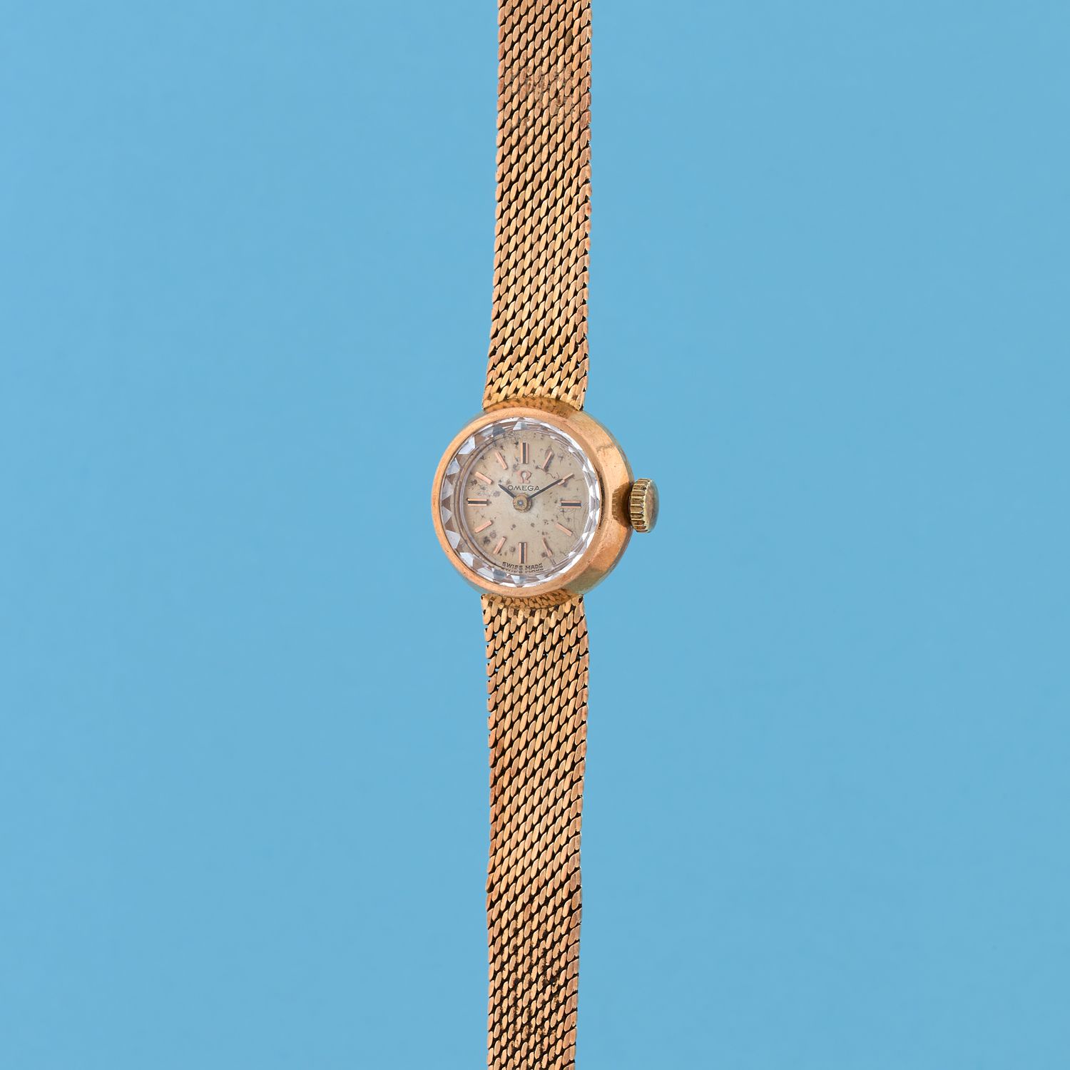 Null OMEGA 
Circa: 1960. 
Lady's watch in yellow gold 750/1000. Round case. Gold&hellip;
