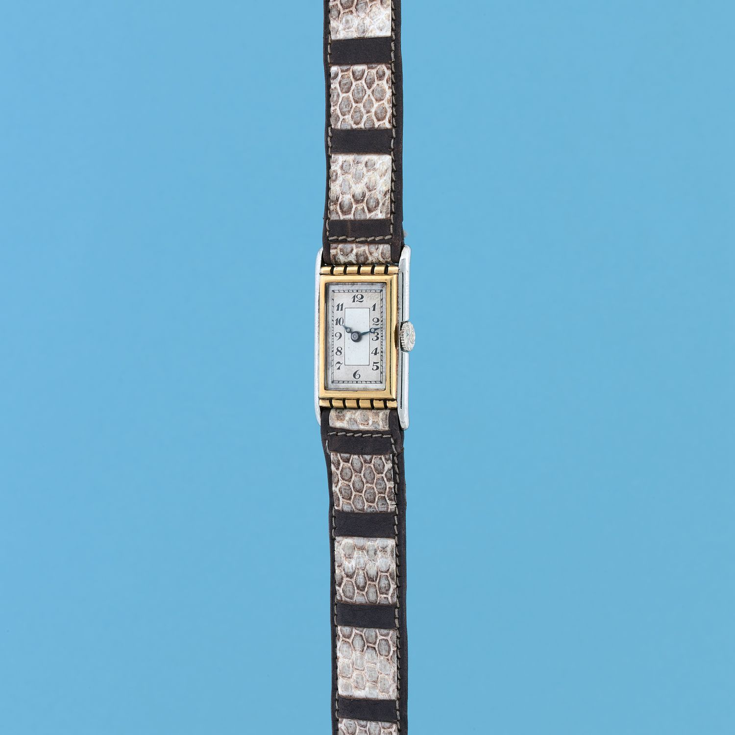 Null 艺术装饰手表
约：1940年。
装饰艺术腕表，黄金和白金，750/1000。长方形的箱子。银色表盘上绘有阿拉伯数字和铁路标记。蓝钢指针。机械机芯，手动&hellip;