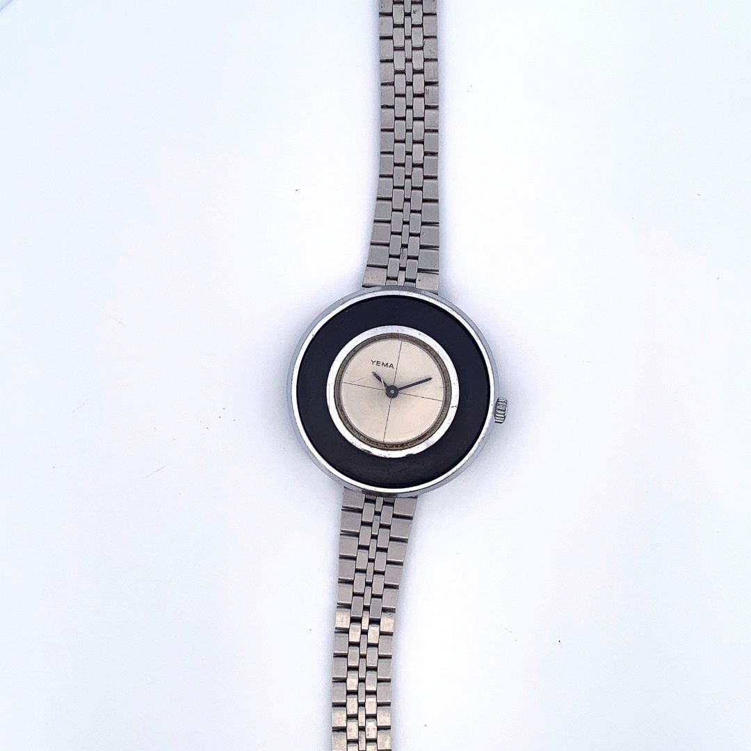 Null YEMA

妇女的手表。

系列：498932。 

外壳：铬。

机芯：手动机械。

带子：钢。

尺寸：39毫米。



来自玛丽-皮亚-库斯坦斯&hellip;