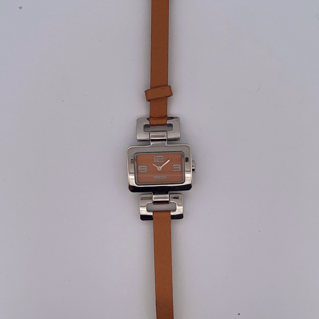 Null YEMA

MONTRE femme.

Série : FR108. 

Boitier : Acier.

Mouvement : Quartz.&hellip;