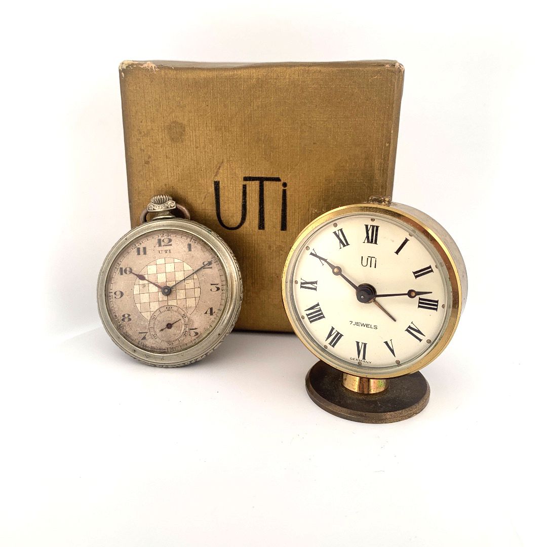 Null 尿毒症

镀金钢制的Uti时钟，伴随着它的表壳和一个带有Uti签名的表盘的怀表。



尺寸。 

钟：49x58x35mm。

手表：47x47x8&hellip;