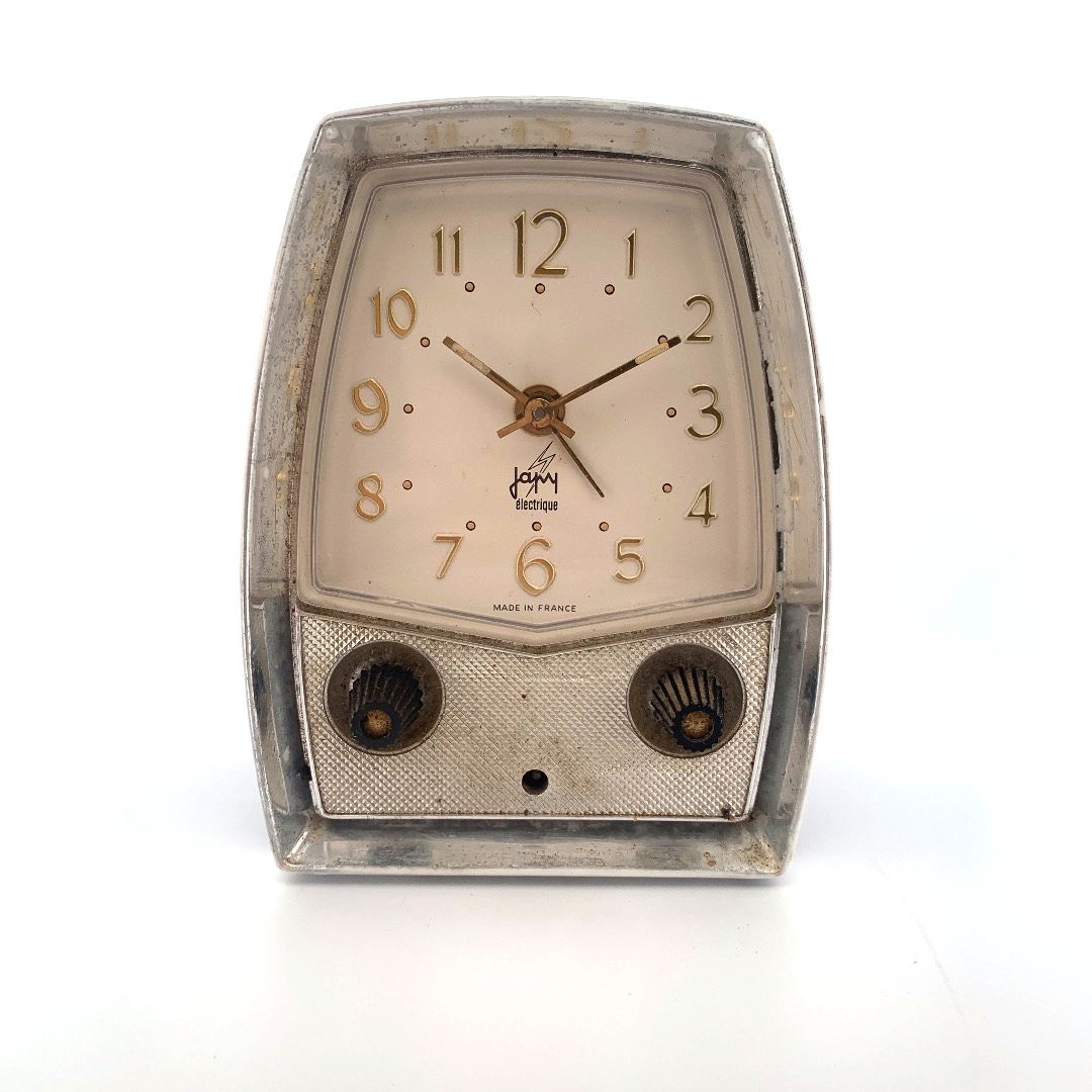 Null ǞǞǞ

塑料电钟，符合50年代的精神。



尺寸：74x95x48毫米。



来自玛丽-皮亚-库斯坦斯个人收藏的手表，被玛丽-皮亚-库斯坦斯用于&hellip;