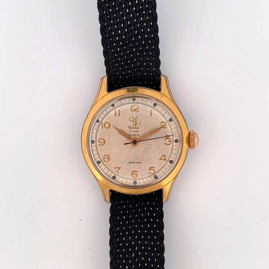 Null YEMA

经典的男士手表。

约1960年。

系列：1729。 

外壳 : 镀金。

机芯：手动机械。

手链：编织的。

直径：35毫米。

&hellip;