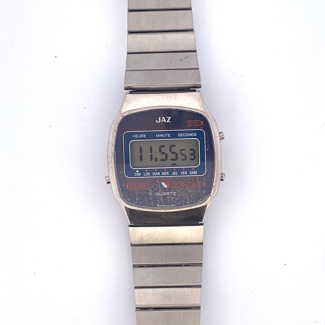 Null JAZ

男性的Led手表。

系列：没有。

表壳 : 钢。

机芯：石英。

带子：钢。

尺寸：30x35x260毫米。



来自玛丽-皮亚-&hellip;