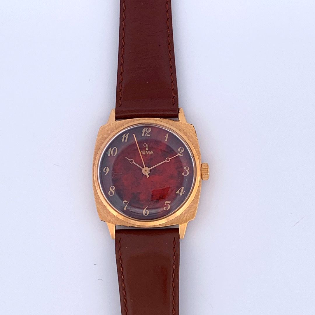 Null YEMA

经典的男士手表。

约1970年。

系列：532817。 

外壳 : 镀金。

机芯：手动机械。

表带：皮革。

直径：31毫米。
&hellip;