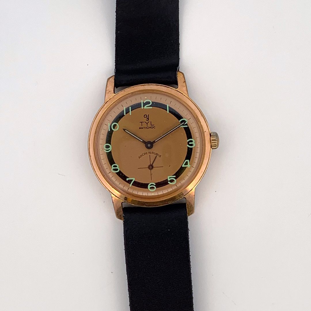 Null 亿玛泰尔

经典的男士手表。

约1960年。

系列：562472。 

外壳 : 镀金。

机芯：手动机械。

表带：皮革。

直径：34毫米。
&hellip;