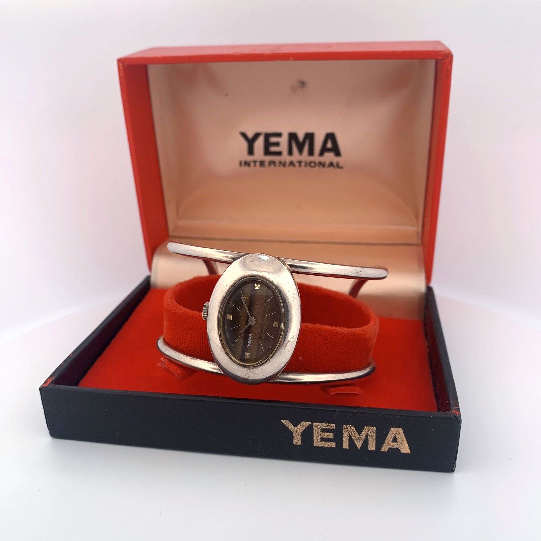 Null YEMA

妇女的手表。

系列：9017。 

外壳：银色。

机芯：手动机械。

带子：银色。

尺寸：23 x 33 mm。

在它的盒子里。
&hellip;