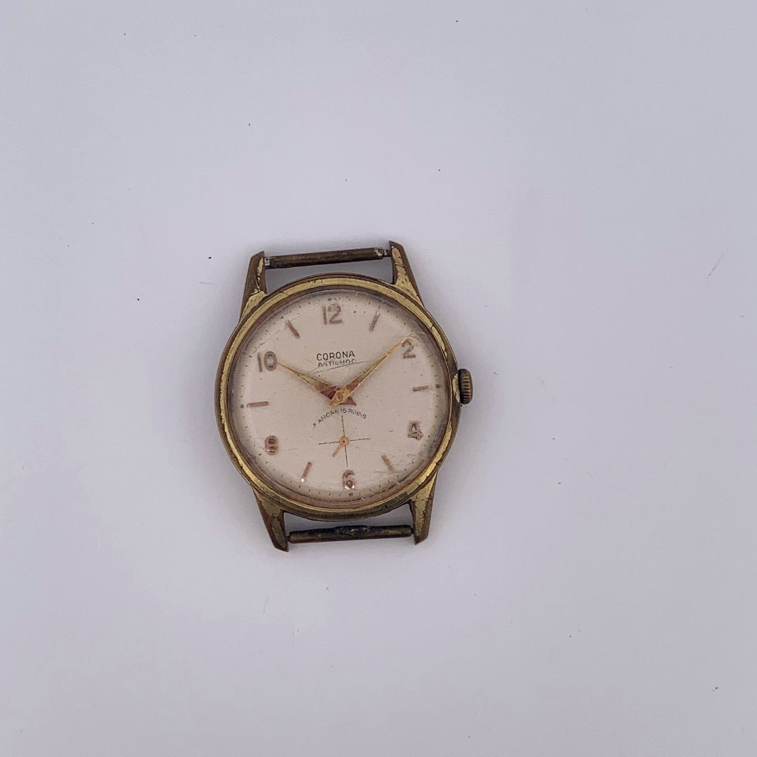 Null 科罗纳

经典的男士手表。

系列：120498。 

外壳：镀金。

机芯：手动机械。

直径：34毫米。



来自玛丽-皮亚-库斯坦斯个人收藏的&hellip;