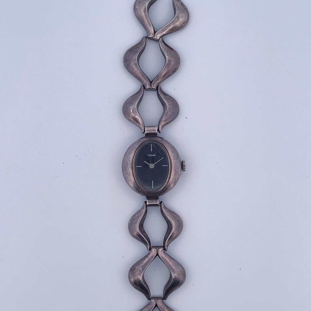 Null YEMA

妇女的手表。

系列：Sans。 

外壳：纯银。

机芯：手动机械。

带子：纯银。

直径：23毫米。



来自玛丽-皮亚-库斯坦斯&hellip;