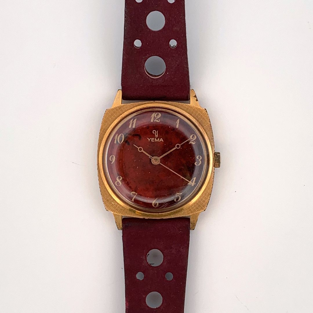 Null YEMA

经典的男士手表。

约1960年。

系列：266733。 

外壳 : 镀金。

机芯：手动机械。

表带：皮革。

直径：31毫米。
&hellip;