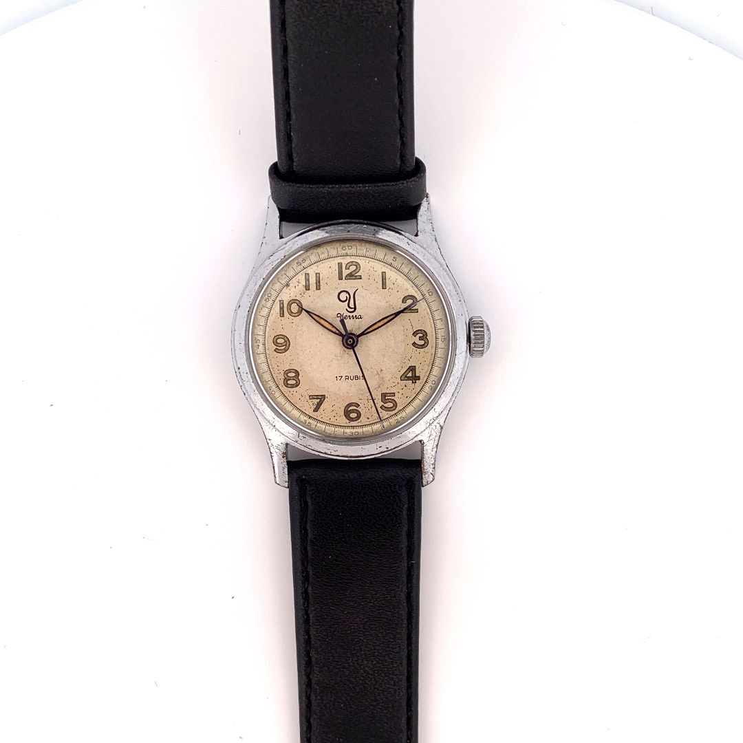 Null YEMA

经典的男士手表。

约1950年。

系列：64941。 

表壳 : 钢。

机芯：手动机械。

表带：皮革。

直径：32毫米。

表&hellip;
