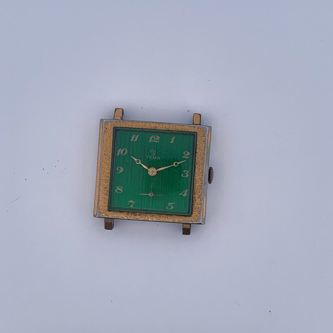 Null YEMA

男人的手表。

系列：413270。 

外壳：镀金。

机芯：手动机械。

尺寸：28.5 x 32 mm。



来自玛丽-皮亚-库斯&hellip;