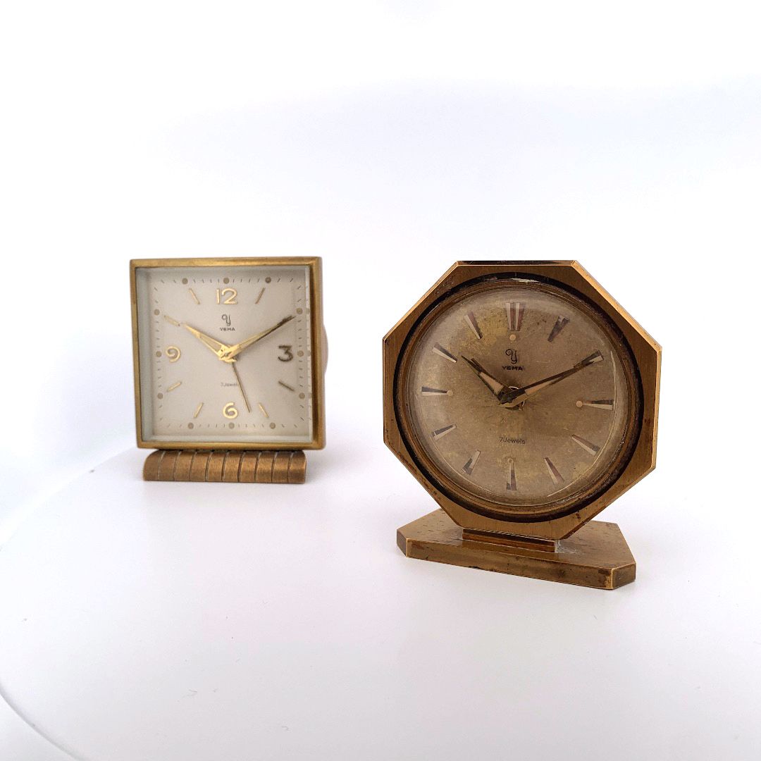 Null YEMA 

Set aus zwei vergoldeten Metall-Pendeluhren. Eine quadratische Uhr m&hellip;