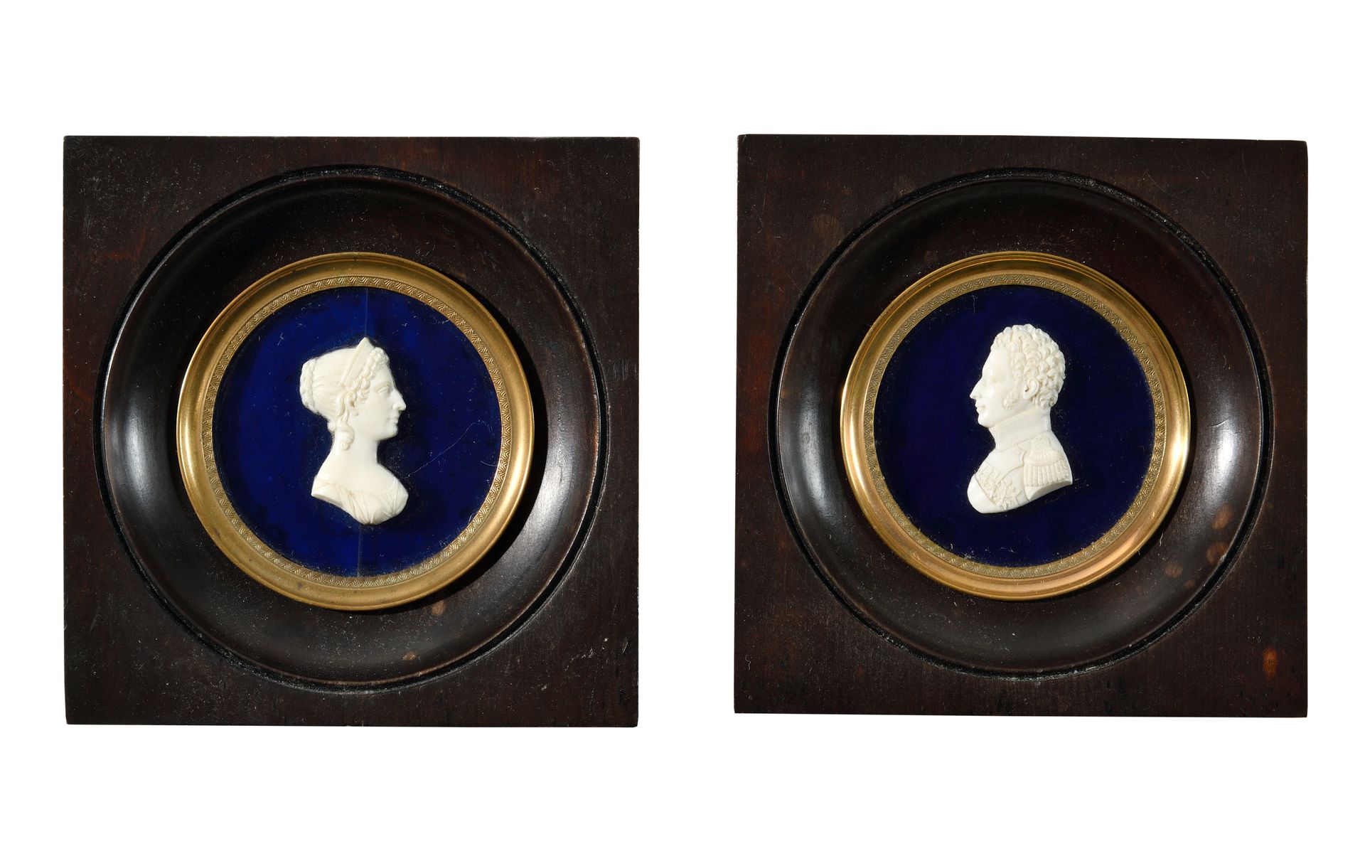 Null 蓝色玻璃背景下的两份待定资料，代表安古兰公爵路易-安托瓦和安古兰公爵夫人法国玛丽-泰雷兹。

车削的木头和镀金的黄铜框架。

11.5 x 11 cm&hellip;