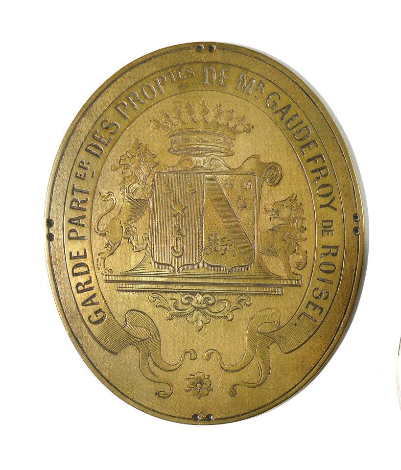 Null GAUDREFROY DE ROISEL先生财产的私人看守板

黄铜材质，刻有联盟的武器。

10 x 8厘米。

19世纪下半叶。