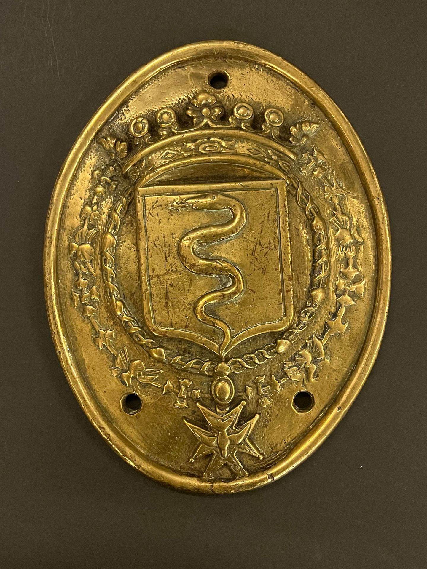 Null 大型装饰性图案，带有 "A "的臂章。

科尔伯特（1619-1683）。

青铜色的椭圆。

26 x 19厘米。

A.B.E. 19世纪。


&hellip;