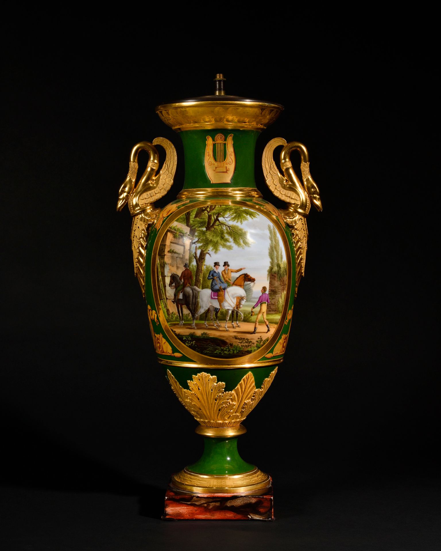 Null 巴黎瓷器大花瓶，呈柱状，背景为绿色和镀金，天鹅颈上有刺桐叶把手。

它的装饰是两个绘有椭圆形奖章的场景，一边是两个骑士，另一边是天空背景下的维纳斯和爱&hellip;